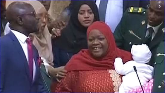 Haweenay Xildhibaan Ah Oo Baarlamaanka Kenya Laga Saaray Markii Ay Lasoo Gashay Ilmo Yar