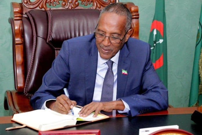 Madaxweyne Biixi Oo La Filayo Inuu Shaandhayn Ballaadhan Ku Sameeyo Golihiisa Wasiirrada