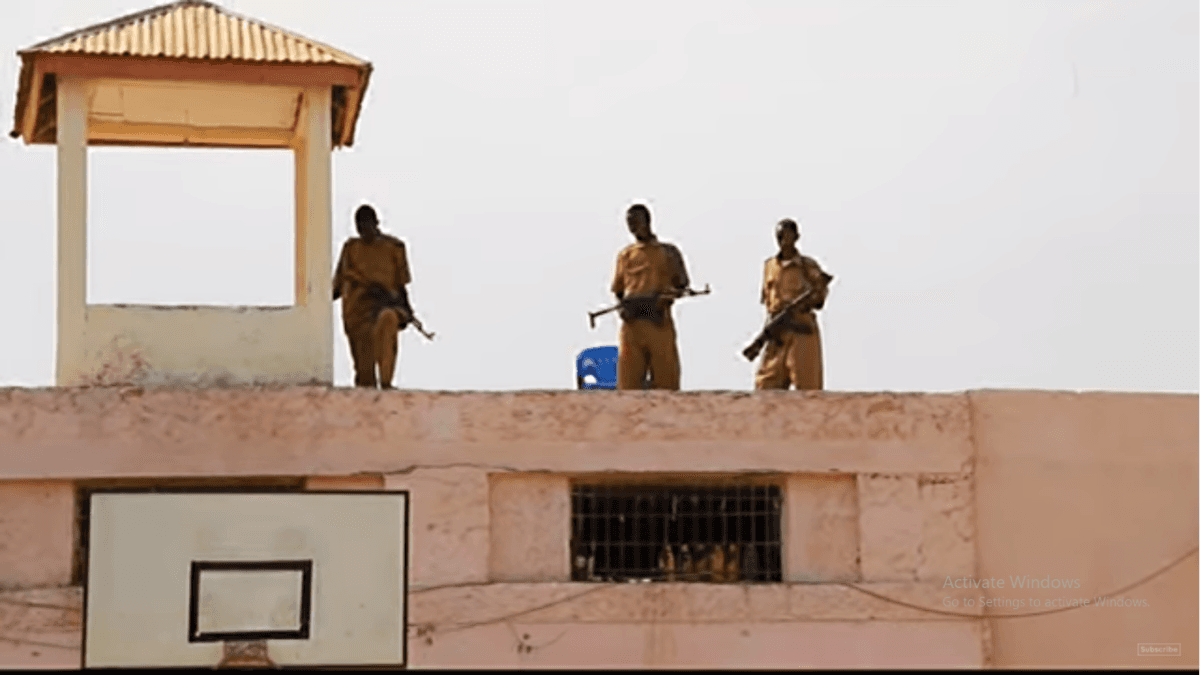 Ururka Al-Shabaab Oo Xabsiga Boosaaso Xalay Weeraray, Maxaabiis Tiro Badana Ka Sii Daayay