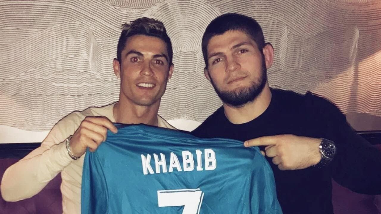 Feedhyahanka caanka ah ee Khabib Nurmagomedov ayaa ka hadlay sababta uu ronaldo u imi man united