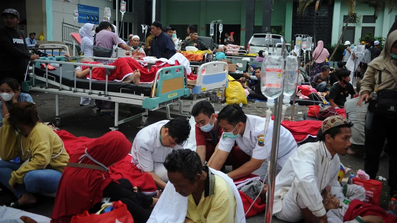 Shaqaalaha Samatabbixinta Indonesia Ayaa U Ordayay Sidii Ay U Heli Lahaayeen Dad Ka Badbaaday Dhulgariirkii Java