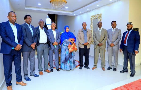 Komishanka Doorashooyinka Somaliland Oo Madaxweynaha U Soo Gudbiyey Warqadda Cayimaada Qabsoomida Doorashooyinka Isku Sidkan