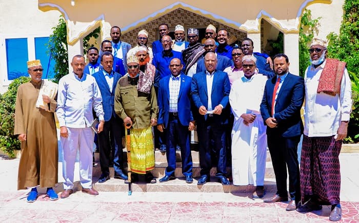 Madax-dhaqameedka Degaanka Marxuum Suldaan Maxamed Cabdiqaadir Oo Madaxweynaha Somaliland La Yeeshay Kulan Mahad-Celin Ah