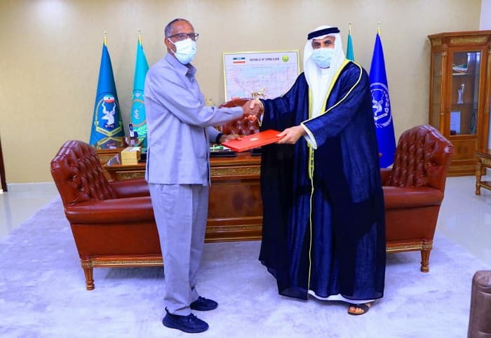 Madaxweyne Muuse Biixi Oo Waraaqda Aqoonsiga Ka Gudoomay Wakiilka Imaaraadka Carabtu U Soo Magacawday Somaliland.