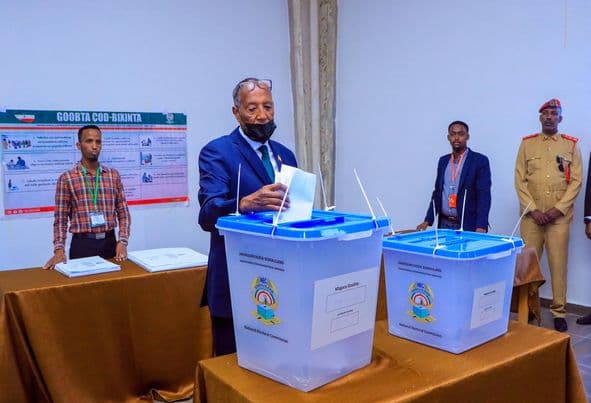 Madaxweynaha Somaliland Oo Subaxnimadii Hore Ee Saaka Codkiisa Ka Dhiibtay Goobta Codbixinta Ee Hay’adda Shaqalaha