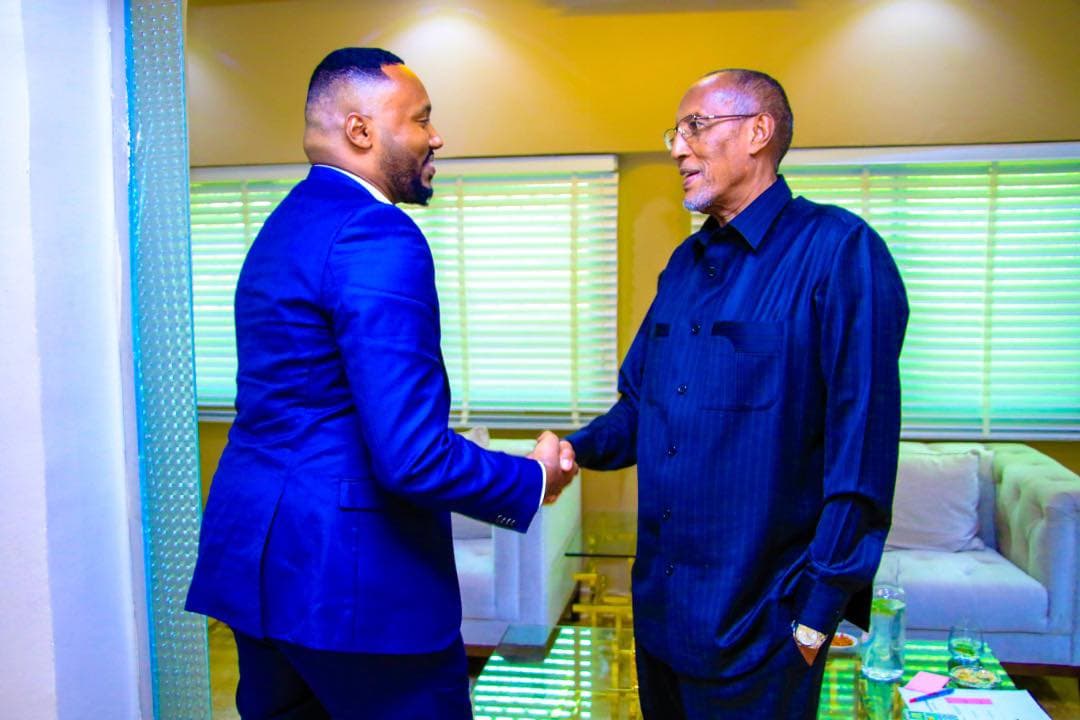 Madaxweynaha Somaliland Oo Qaabiley Xildhibaankii U Horeeyey Ee Isagoo Madaw Ah Ku Soo Baxa Golaha Wakiilada Dalka Finland.