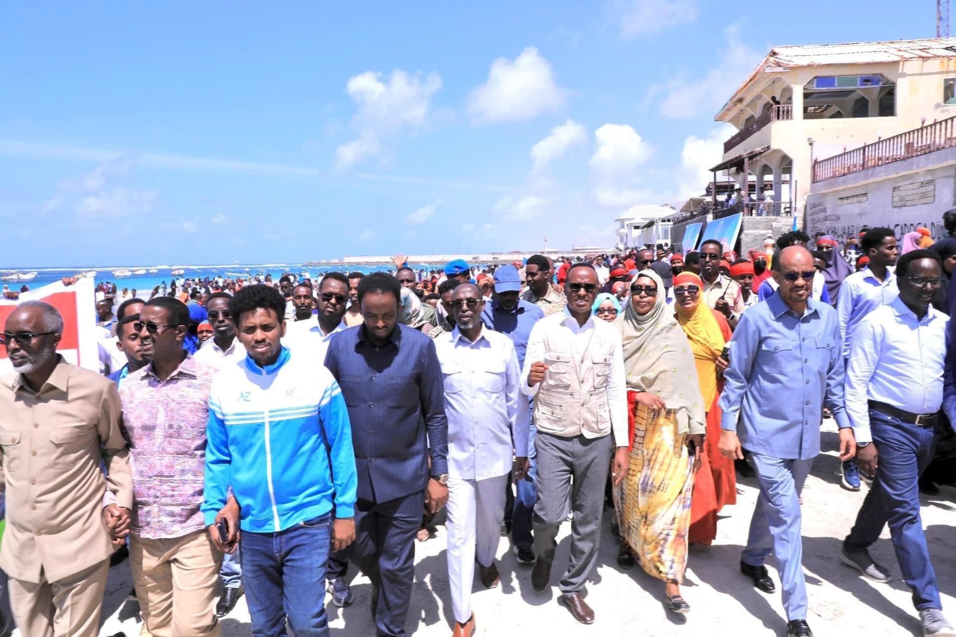 Daawo: Boqolaal shacab oo dibad bax ka dhigay halkii uu ka dhacay qaraxii xeebta Liido