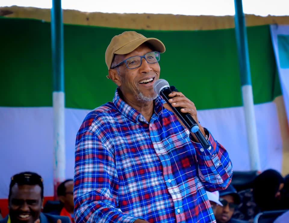 Daawo Madaxweyne Biixi ayaa kudbad u jeediyey kumanaan qof oo kuso dhaweeyey Geedka caanka ah ee Degmada Garadag