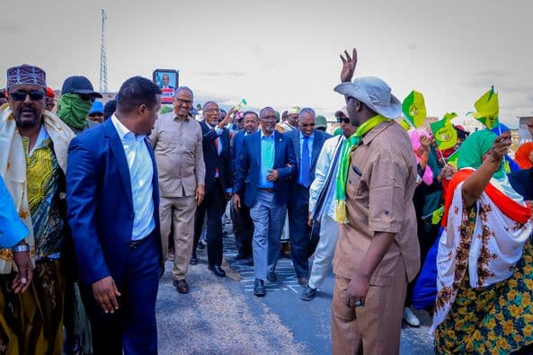 Daawo: Madaxweyne Muuse Biixi ayaa reer Yufle uga sheekeeyey taariikhda heesta Abwaan Aadan Tarabi u sameeyey Yufle.