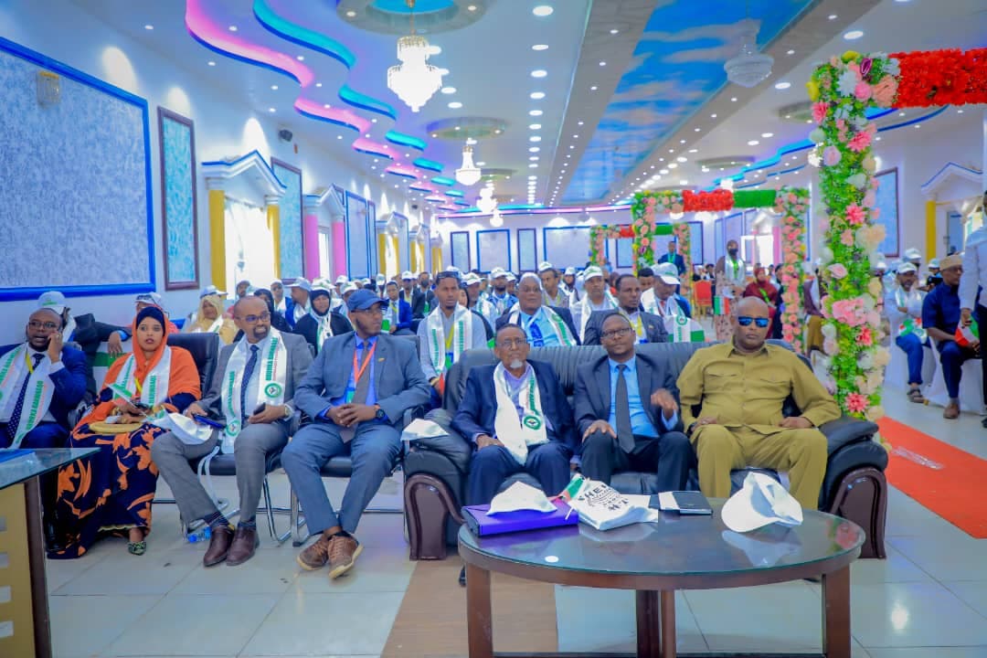 Daawo Gudoomiyihii Urur Siyasadeedka Barwaqo ayaa si Rasmiya U Wareejiyay Ururkii Barwaaqo